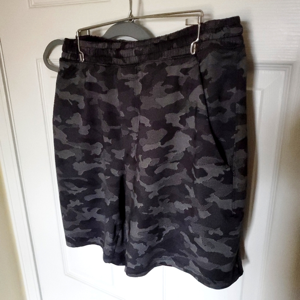 Lululemon 7" lined short, black/gray camo